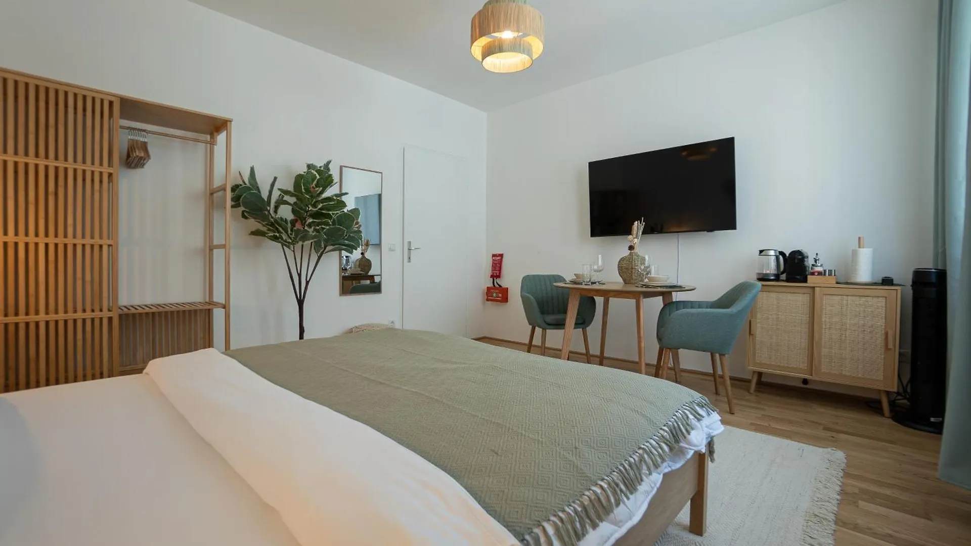 Bright Modern Studio In Center With A Queen Bed Vienna 0*,