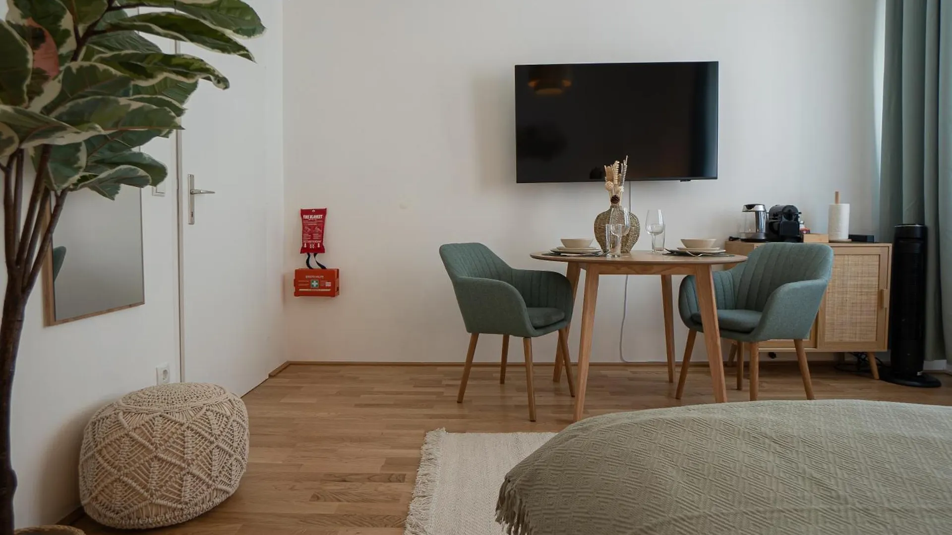 Bright Modern Studio In Center With A Queen Bed Vienna