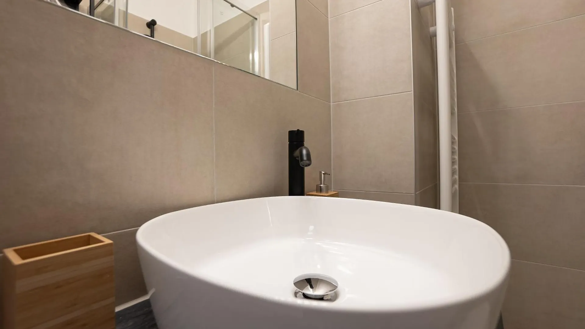 Bright Modern Studio In Center With A Queen Bed Vienna Austria
