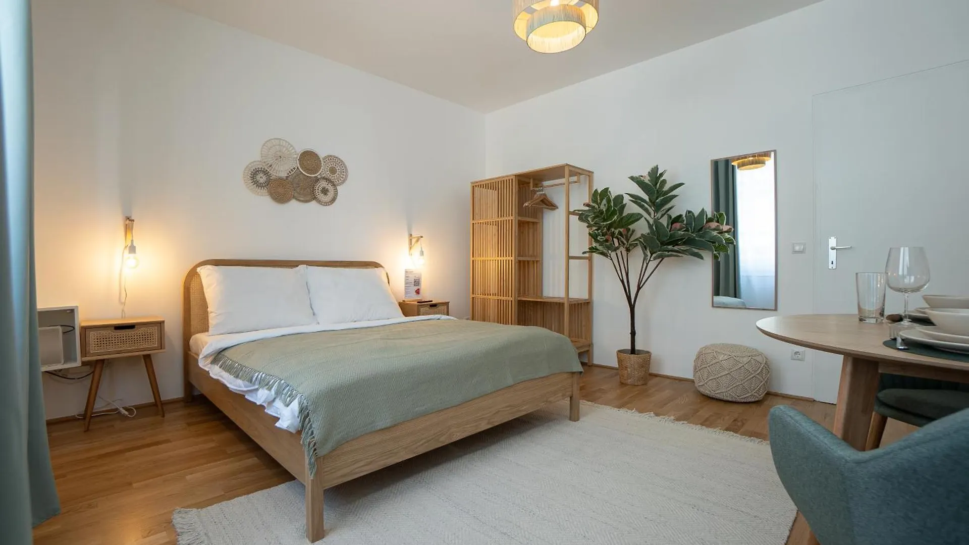 Bright Modern Studio In Center With A Queen Bed location